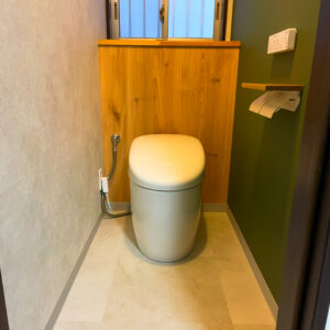 タンクレストイレのTOTOネオレストで魅せる、オシャレな階段下トイレリフォーム：大阪府豊中市のリフォーム会社【ゆきプロ】