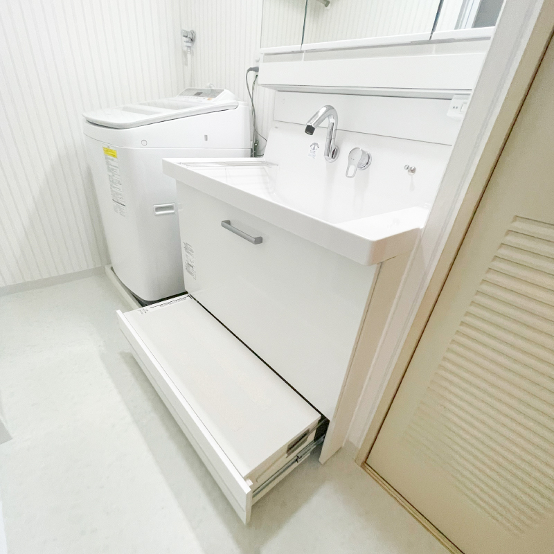引き出しの下段をスライドすると体重制限100kgの踏み台が出てきます!小さなお子様も便利に使えます(^^)/床下の給排水・給湯配管も一緒に交換した、洗面所リフォーム:大阪府豊中市のリフォーム会社『ゆきプロ』施工事例のアフター画像