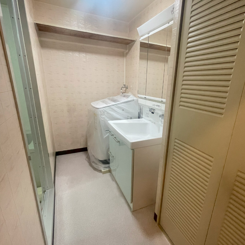 配管の水漏れがあったのと、全体的に古い印象でした、、、。床下の給排水・給湯配管も一緒に交換した、洗面所リフォーム:大阪府豊中市のリフォーム会社『ゆきプロ』施工事例のビフォー画像