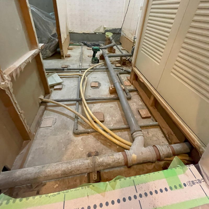 配管の水漏れもしっかり直しました(^^)/床下の給排水・給湯配管も一緒に交換した、洗面所リフォーム:大阪府豊中市のリフォーム会社『ゆきプロ』施工事例の施工中画像