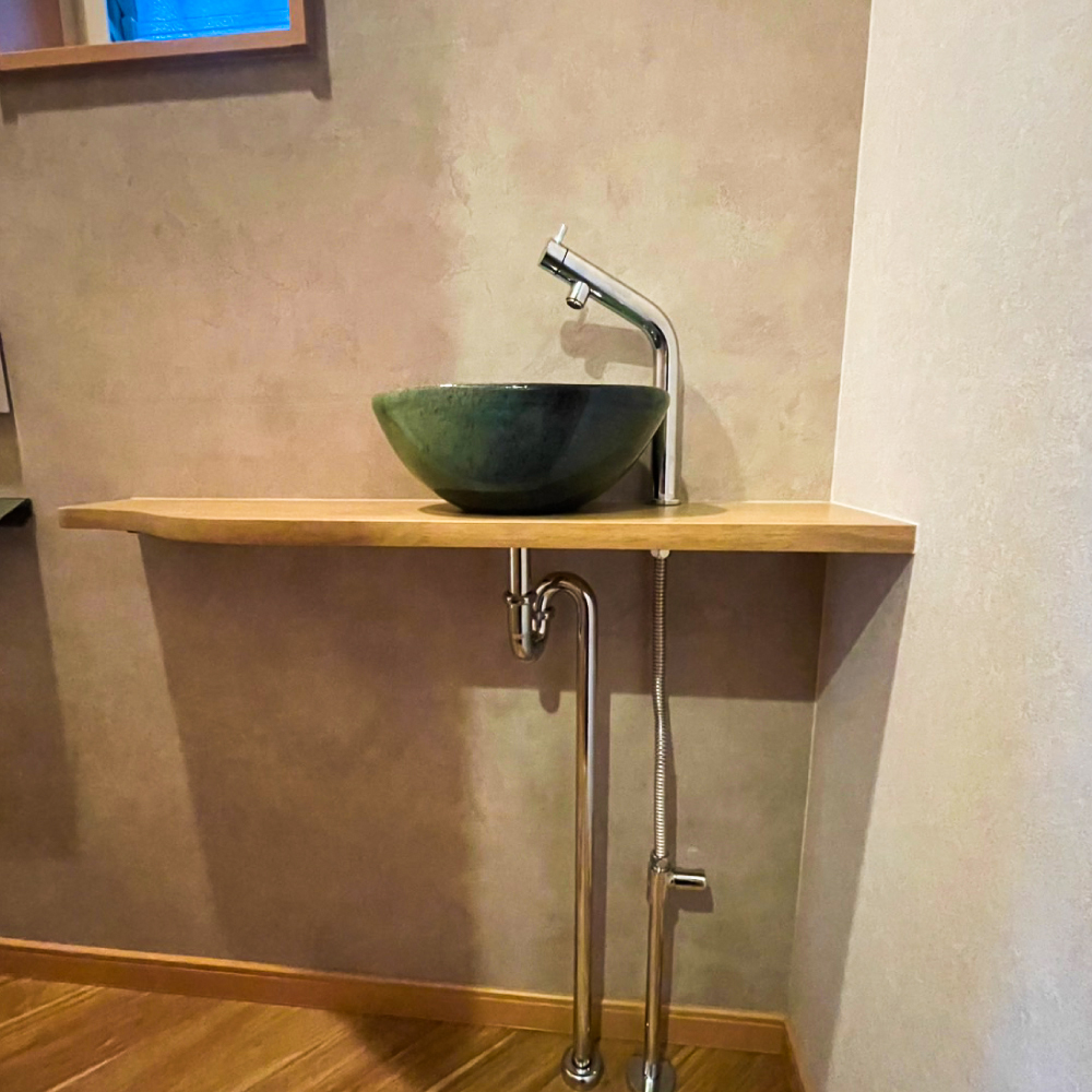 トイレ手洗いカウンターの施工後画像。大阪府豊中市のリフォーム会社『ゆきプロ』施工事例:手洗い器カウンター付きのこだわりの詰まった、カフェのようなおしゃれトイレ