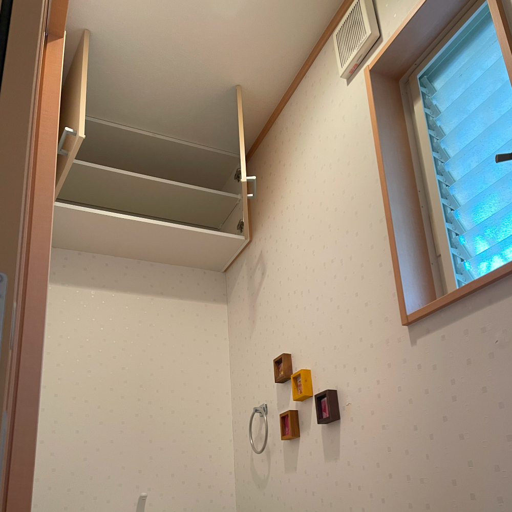 トイレ天井付近の施工前画像。大阪府豊中市のリフォーム会社『ゆきプロ』施工事例:手洗い器カウンター付きのこだわりの詰まった、カフェのようなおしゃれトイレ