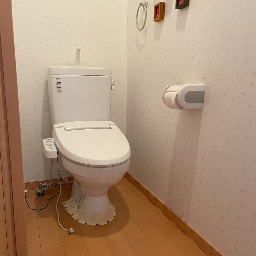 トイレ施工前画像。大阪府豊中市のリフォーム会社『ゆきプロ』施工事例:手洗い器カウンター付きのこだわりの詰まった、カフェのようなおしゃれトイレ