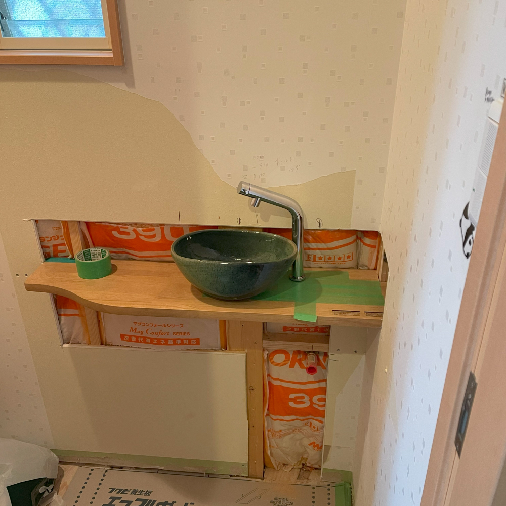 トイレ手洗いカウンターの施工中画像。大阪府豊中市のリフォーム会社『ゆきプロ』施工事例:手洗い器カウンター付きのこだわりの詰まった、カフェのようなおしゃれトイレ