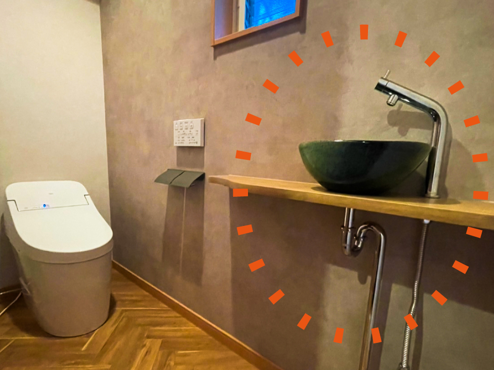 オシャレにするだけじゃない!暮らしを便利で快適にするご提案:お気に入りの磁器製の洗面ボウルを生かしたオリジナル手洗いカウンター。大阪府豊中市のリフォーム会社『ゆきプロ』
