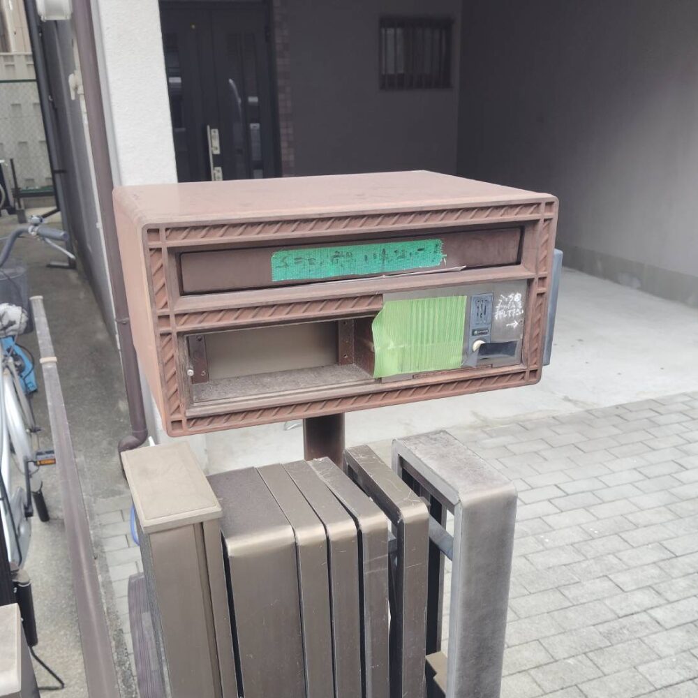 正面ビフォー画像。大阪府豊中市のリフォーム会社『ゆきプロ』施工事例:中古住宅購入の際にそのままだった門柱を新しくリフォーム