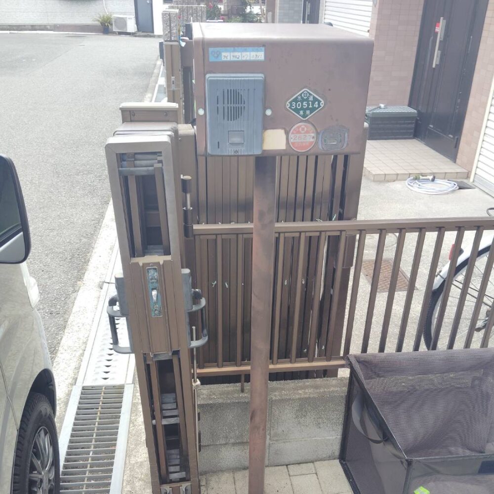 側面ビフォー画像:大阪府豊中市のリフォーム会社『ゆきプロ』施工事例:中古住宅購入の際にそのままだった門柱を新しくリフォーム