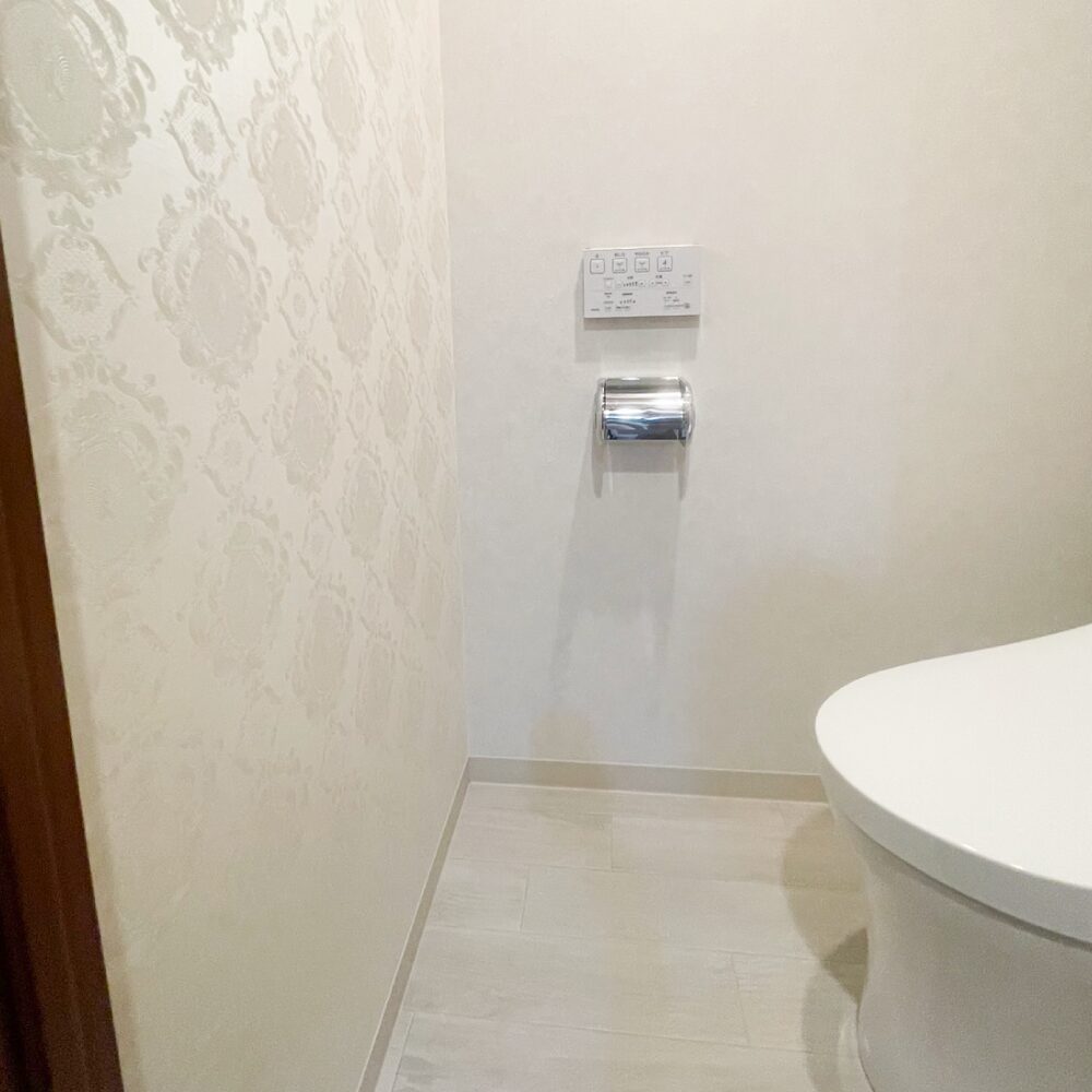 施工完了後のトイレ壁紙画像:大阪府豊中市のリフォーム会社『ゆきプロ』の施工事例:1日で快適空間へ!TOTOピュアレストQRで叶えるマンションのトイレリフォーム