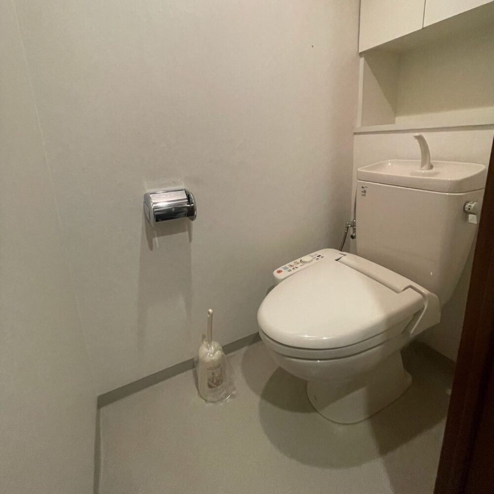 施工前のトイレ画像:大阪府豊中市のリフォーム会社『ゆきプロ』の施工事例:1日で快適空間へ!TOTOピュアレストQRで叶えるマンションのトイレリフォーム