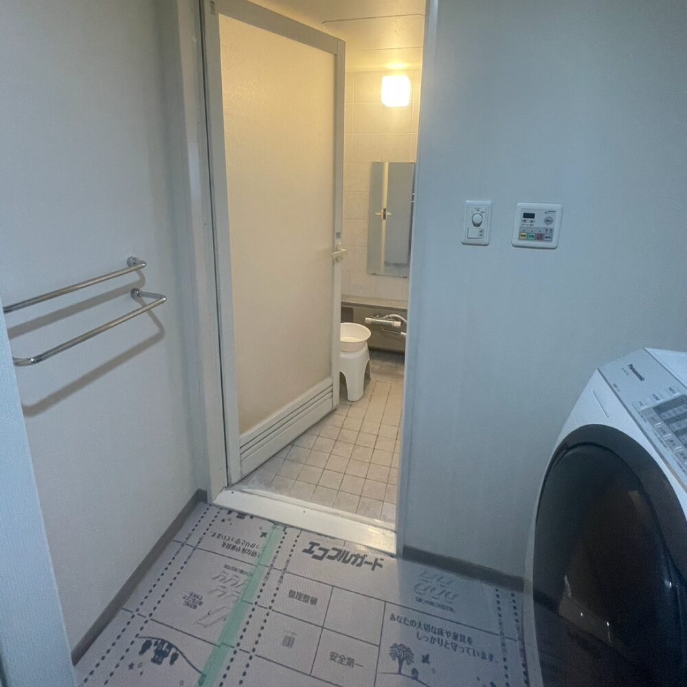 施工前の脱衣室画像:大阪府豊中市のリフォーム会社『ゆきプロ』洗面リフォーム施工事例:幅97cmの隙間にジャストフィット!オーダー対応の洗面台リフォーム
