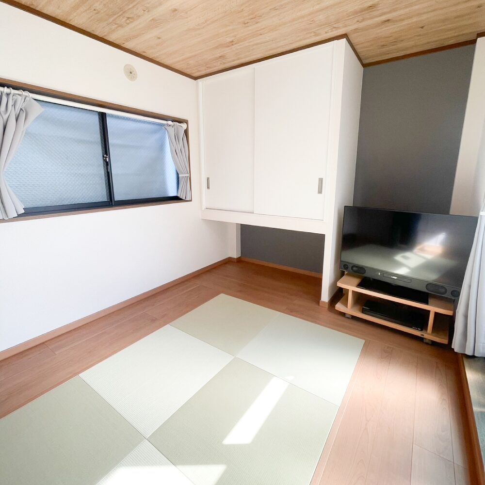 施工後：便利な造作収納がある、オシャレなリビング。