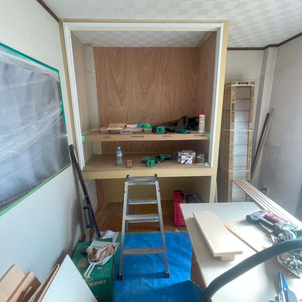 施工中：造作で収納棚を施工している様子。
