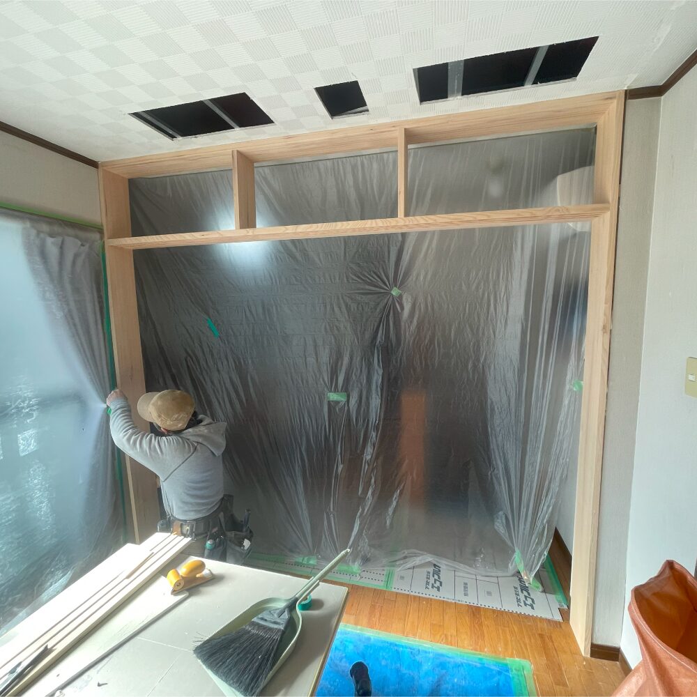 施工中：雪見障子を取り付ける枠を施工している様子。