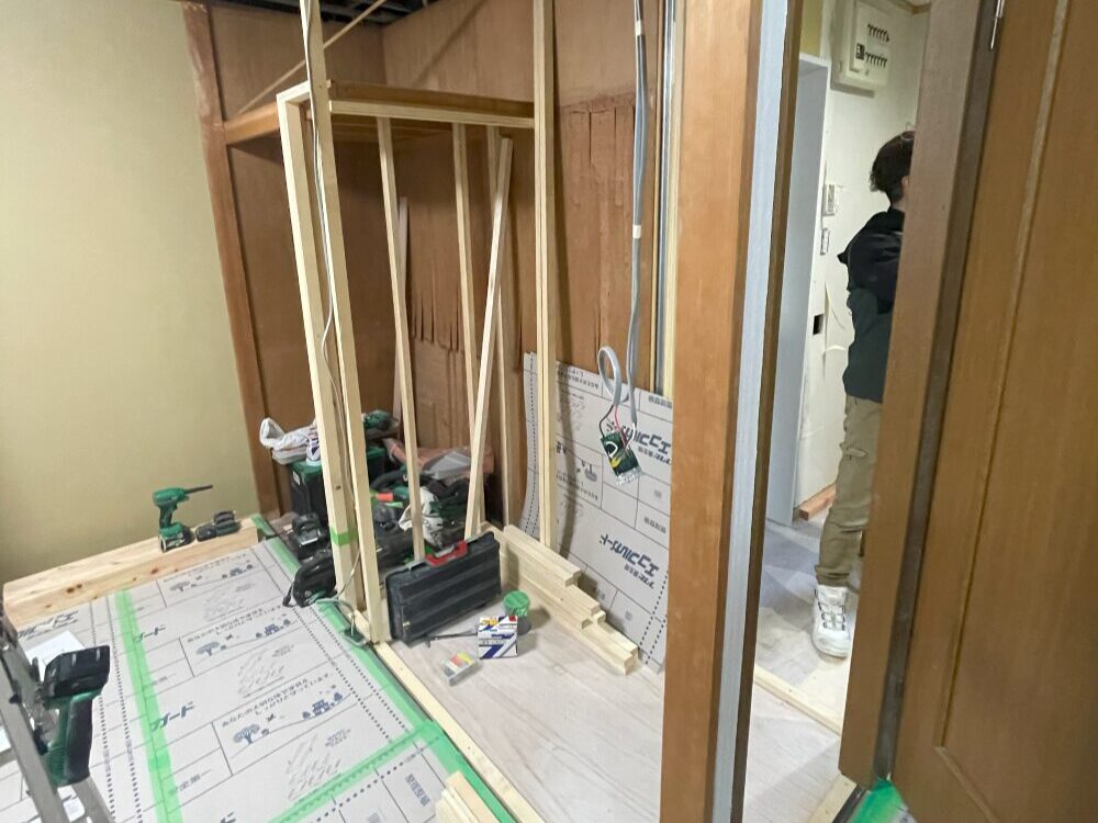 押し入れを解体して、スペースを拡張している画像