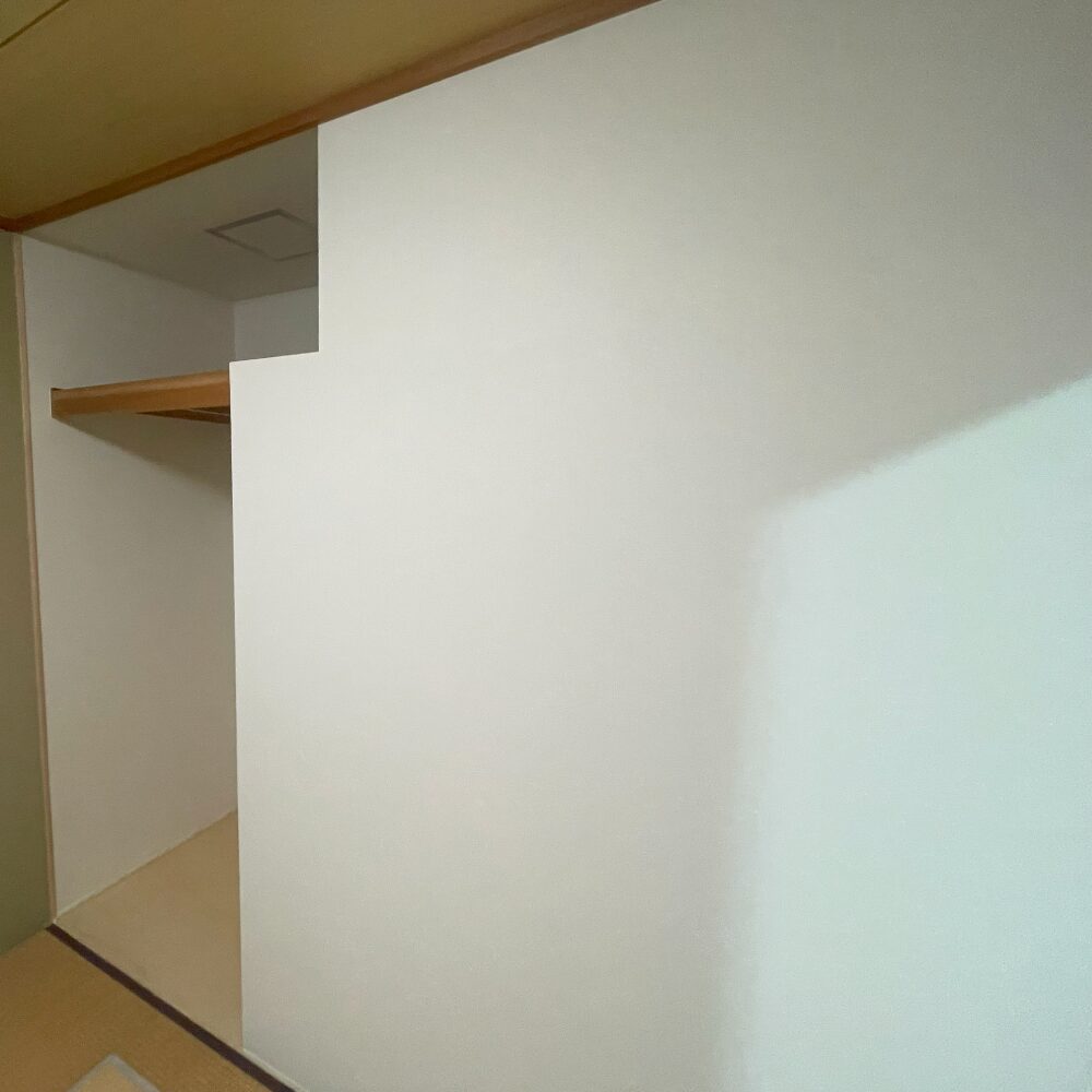 施工中:新しく新設したトイレに壁を設置した様子