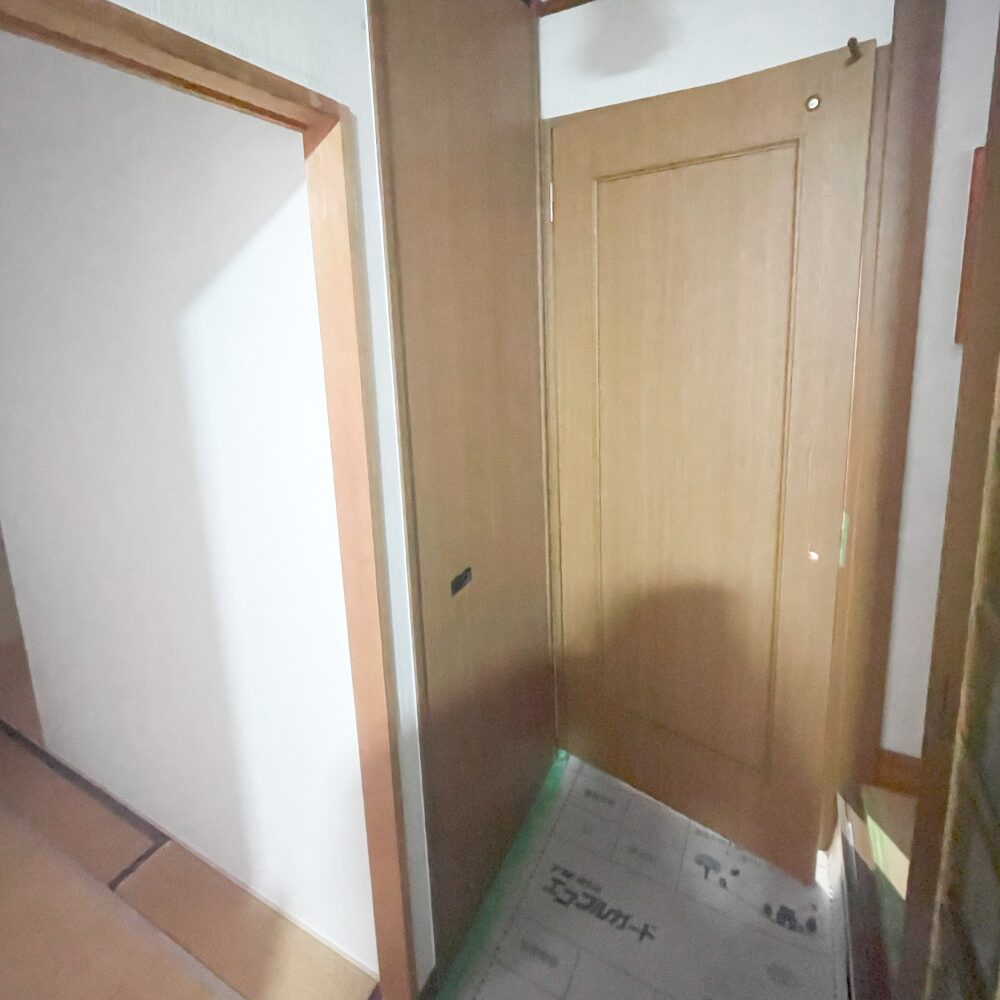 施工中:新設したトイレのドアを設置した様子