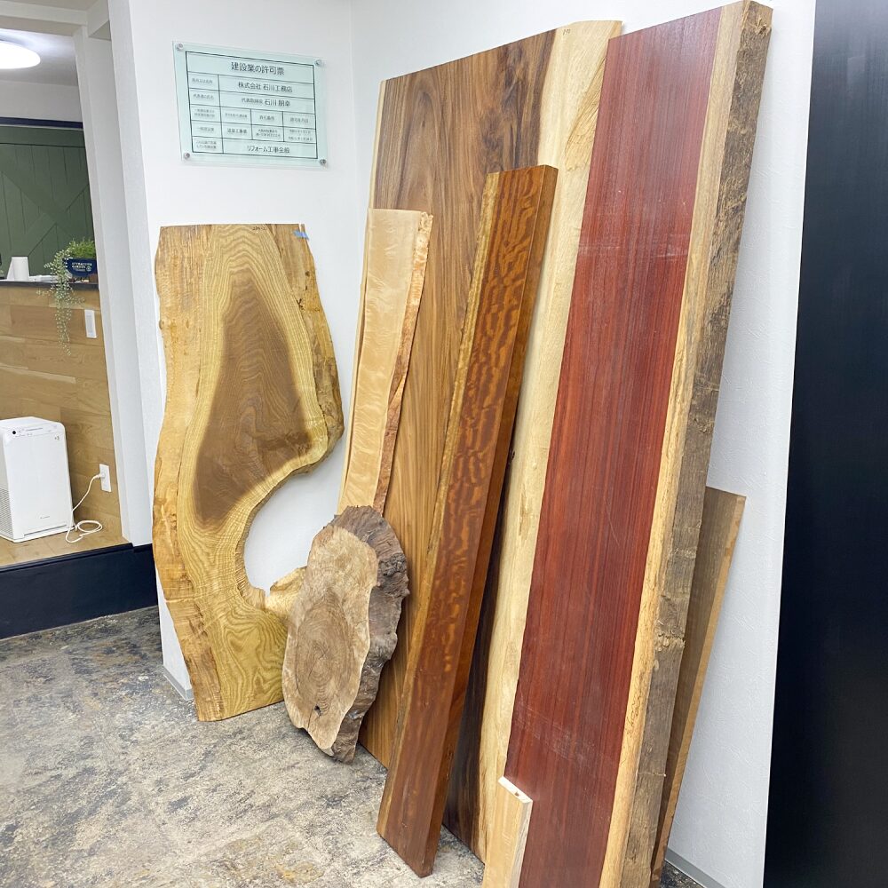 店舗に展示している無垢材の様子。