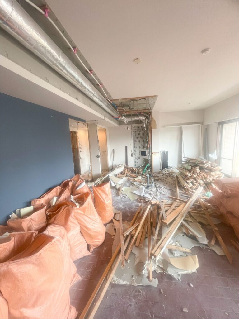 大阪府茨木市のマンションフルリノベーション:解体中の様子