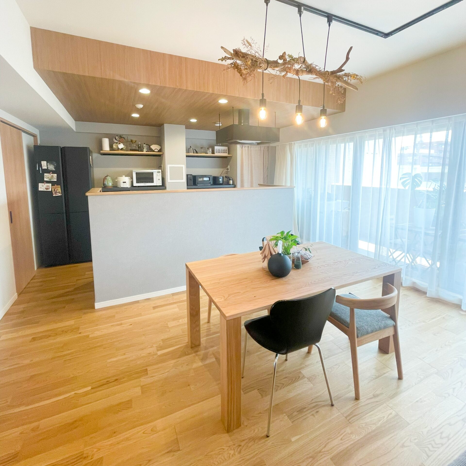 大阪府茨木市のマンションフルリノベーション施工後:ダイニングと対面式キッチン