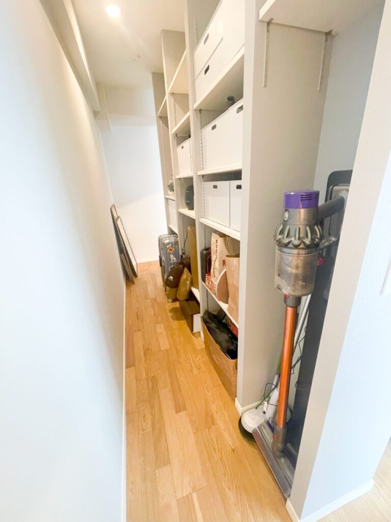 大阪府茨木市のマンションフルリノベーション施工後:リビングテレビ裏の収納