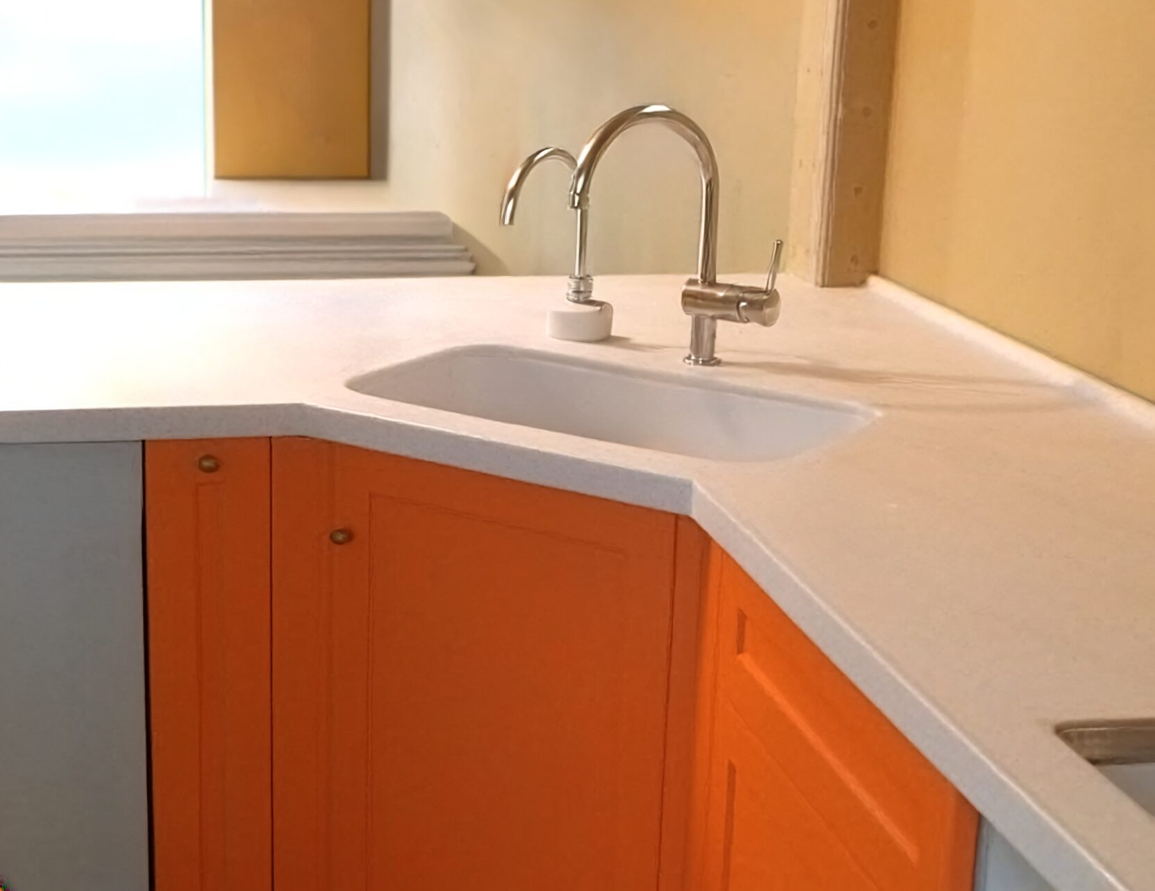 L型キッチンのシンクをコーナーに配置