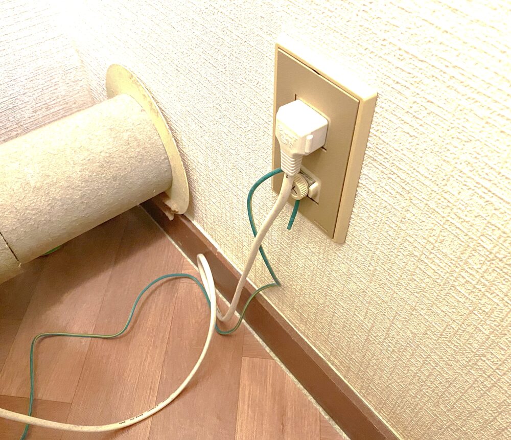 トイレ:コンセントの位置が悪く、コードが丸見えで掃除の邪魔になる