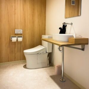 【尼崎市】新オープンのカフェ「chatoran」様｜タイル貼りのトイレを温かみのある木目調空間へ：大阪府豊中市のリフォーム会社『ゆきプロ』の施工事例