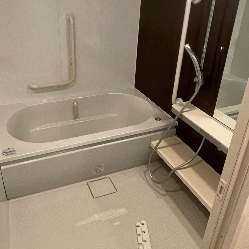 兵庫県芦屋市のリフォーム前のお風呂。床の一部が剥がれていました。