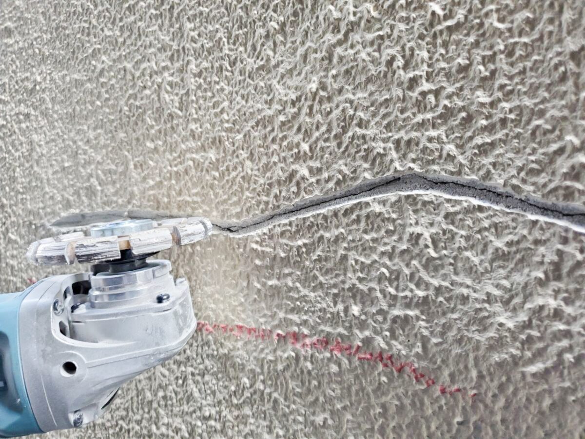 外壁塗装前のひび割れ補修：サンダーでVカット・Uカット工法