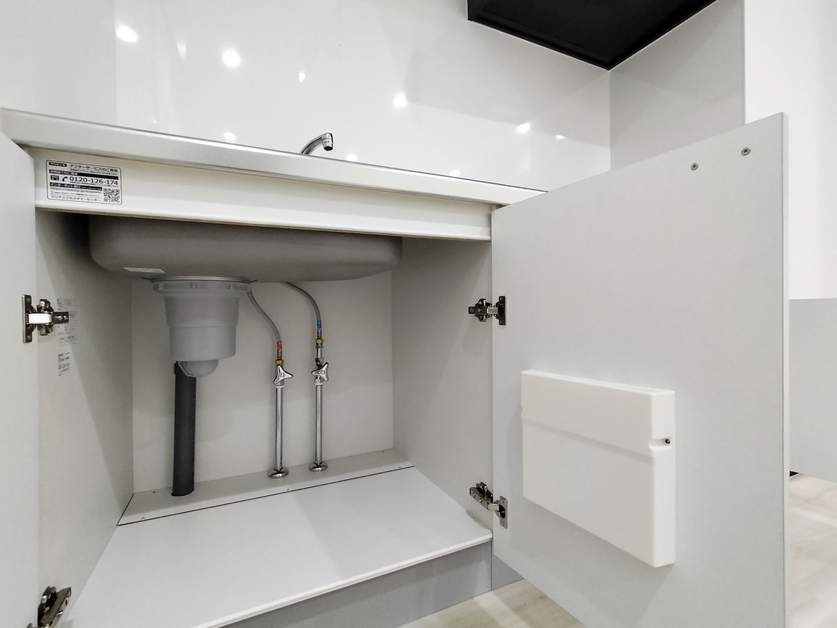 マンションのキッチンシンク下の収納と配管