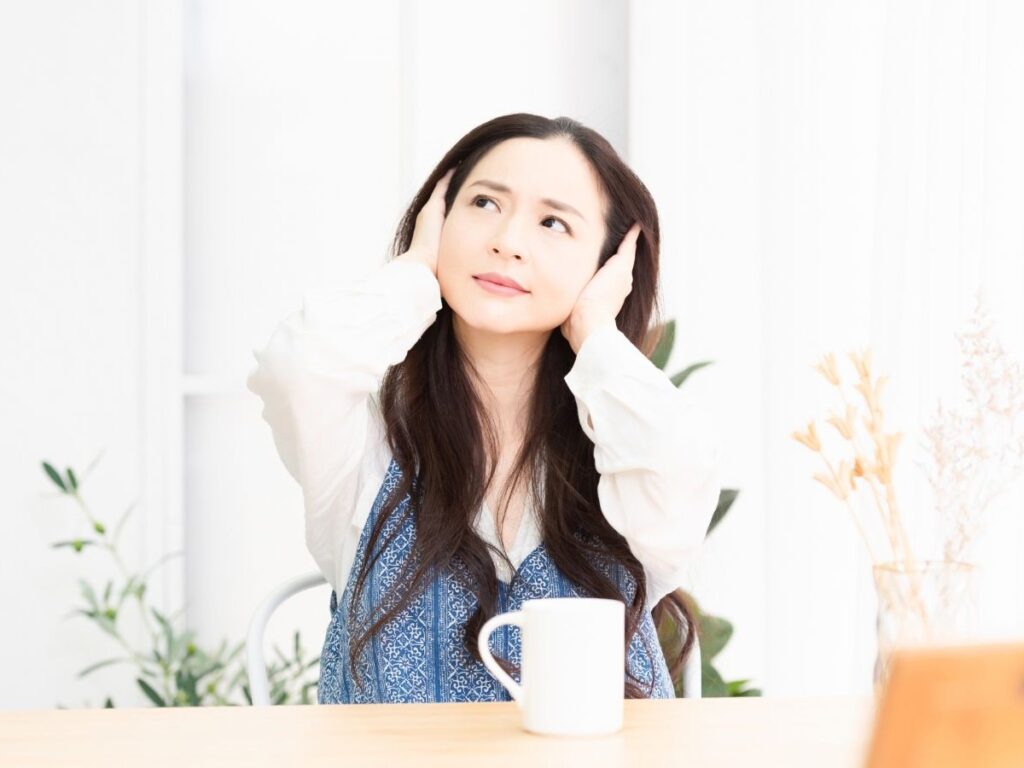 家の中で困っている女性