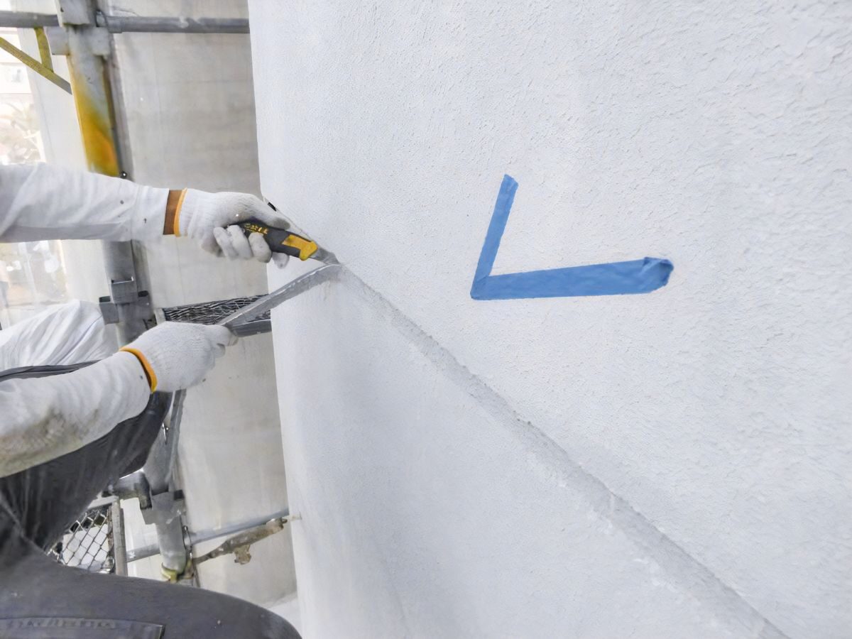 外壁塗装工事：古いシーリングを撤去