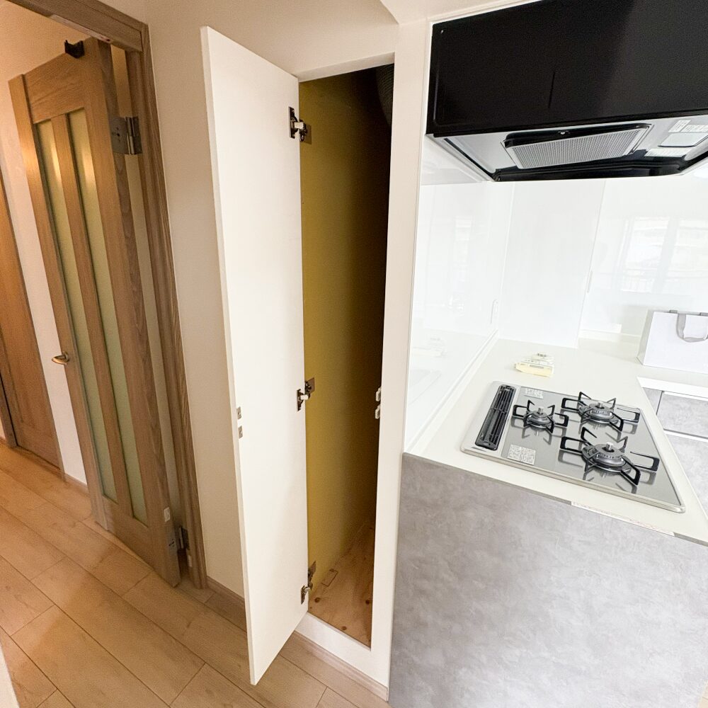 豊中市のマンションリフォーム:キッチンのデッドスペースに造作収納を作ったアフター画像