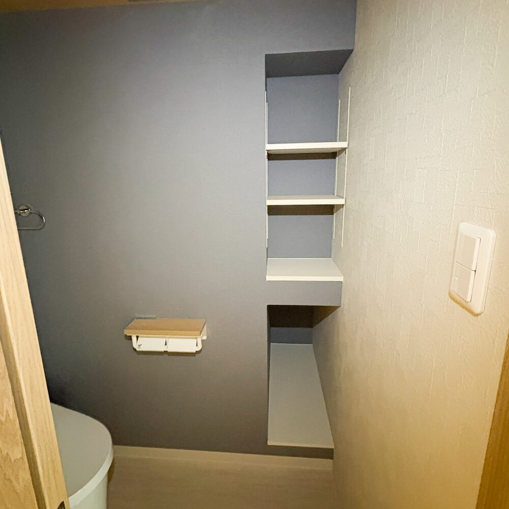豊中市のマンションリフォーム:トイレのデッドスペースに造作棚を作ったアフター画像