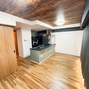 豊中市 マンション｜消臭効果抜群のルノン壁紙を使ったリビング内装と、新品同様に蘇るリペア工事：大阪府豊中市のリフォーム会社【ゆきプロ】施工事例