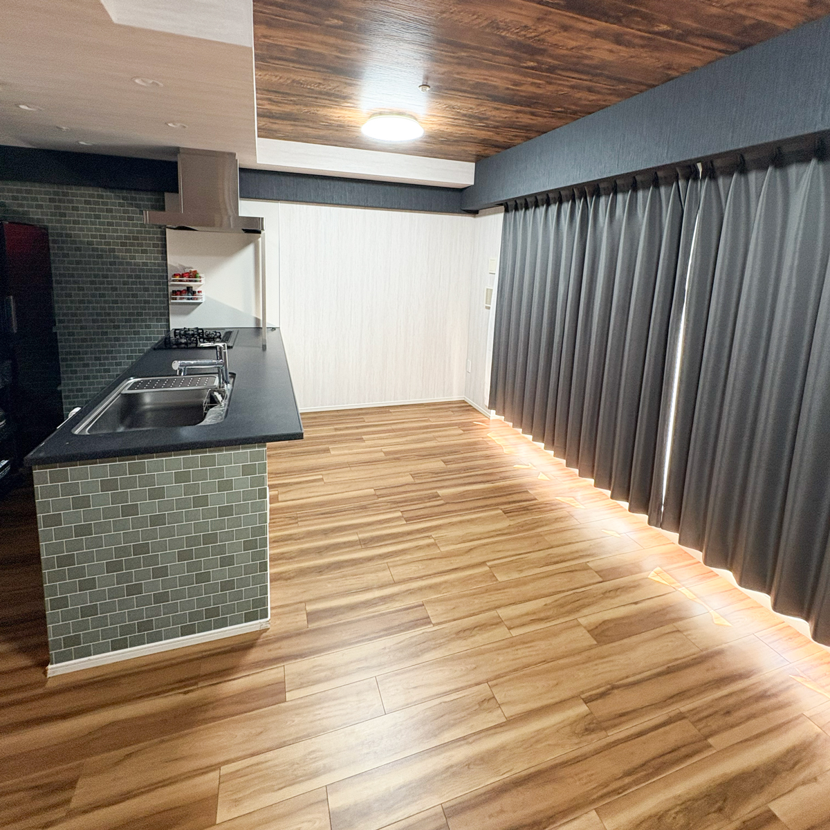 豊中市のマンション：リフォーム後のリビングの天井。木目調クロス