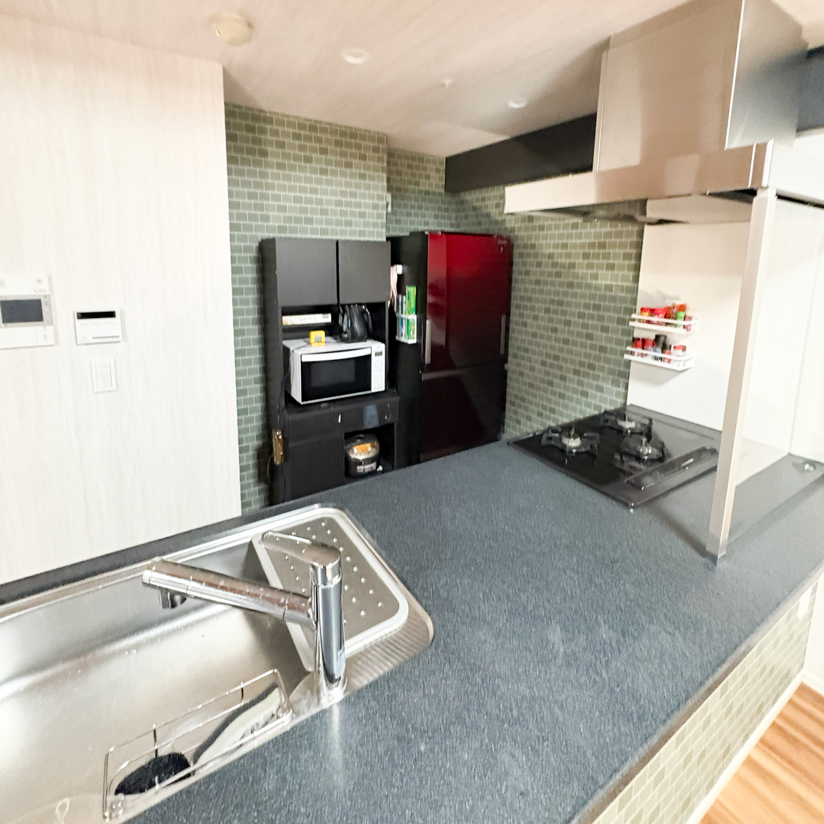 豊中市のマンション：キッチン背面エリアのリフォーム後のレンガ調のクロス