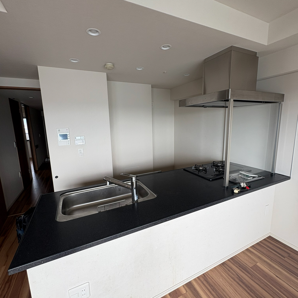 豊中市のマンション：キッチン背面エリアのリフォーム前のクロス