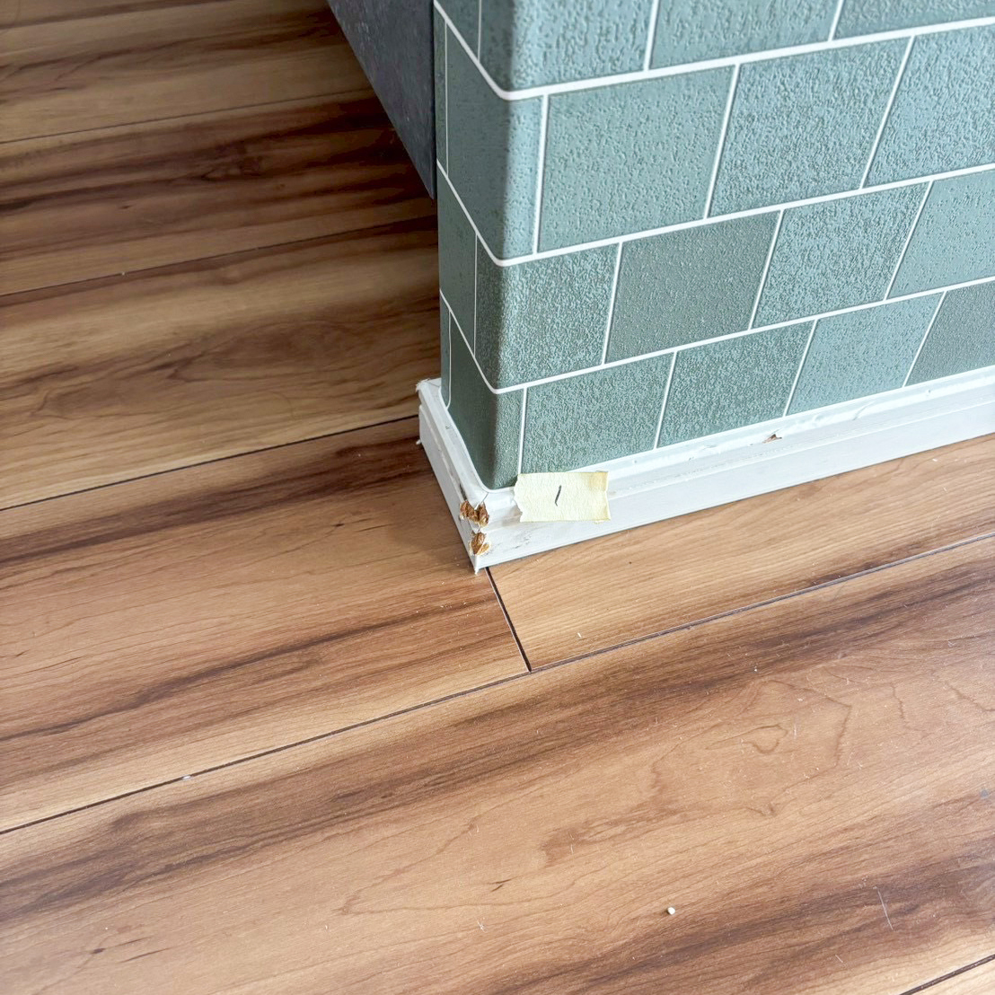 豊中市のマンション：キッチン巾木の補修前