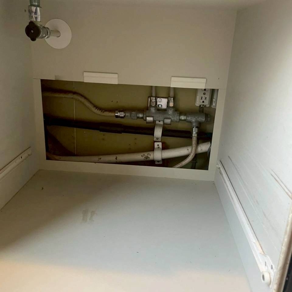 大阪府豊中市のマンションキッチンのガスコンロの下の配管の様子