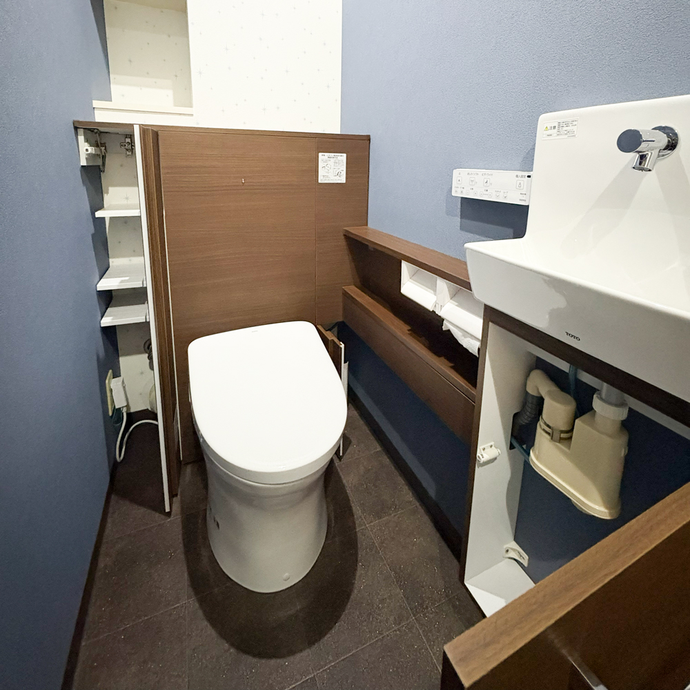 大阪府摂津市のマンション：トイレリフォーム施工後、背面には便利な収納