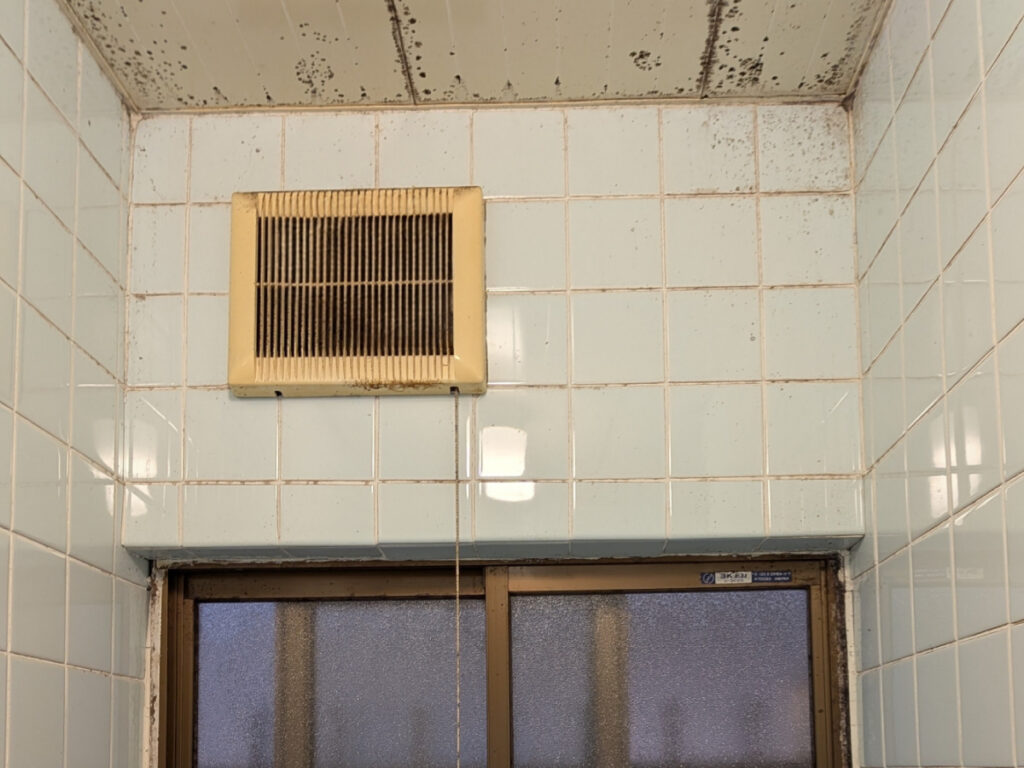 築年数の古い戸建て住宅のお風呂の換気扇
