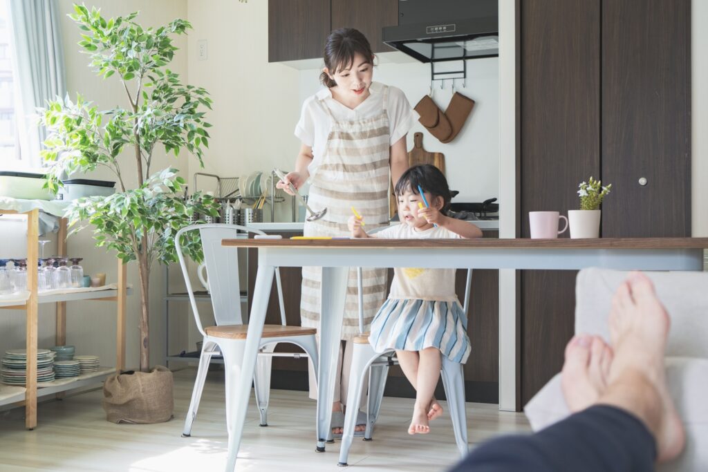 子供が家で勉強をしている様子