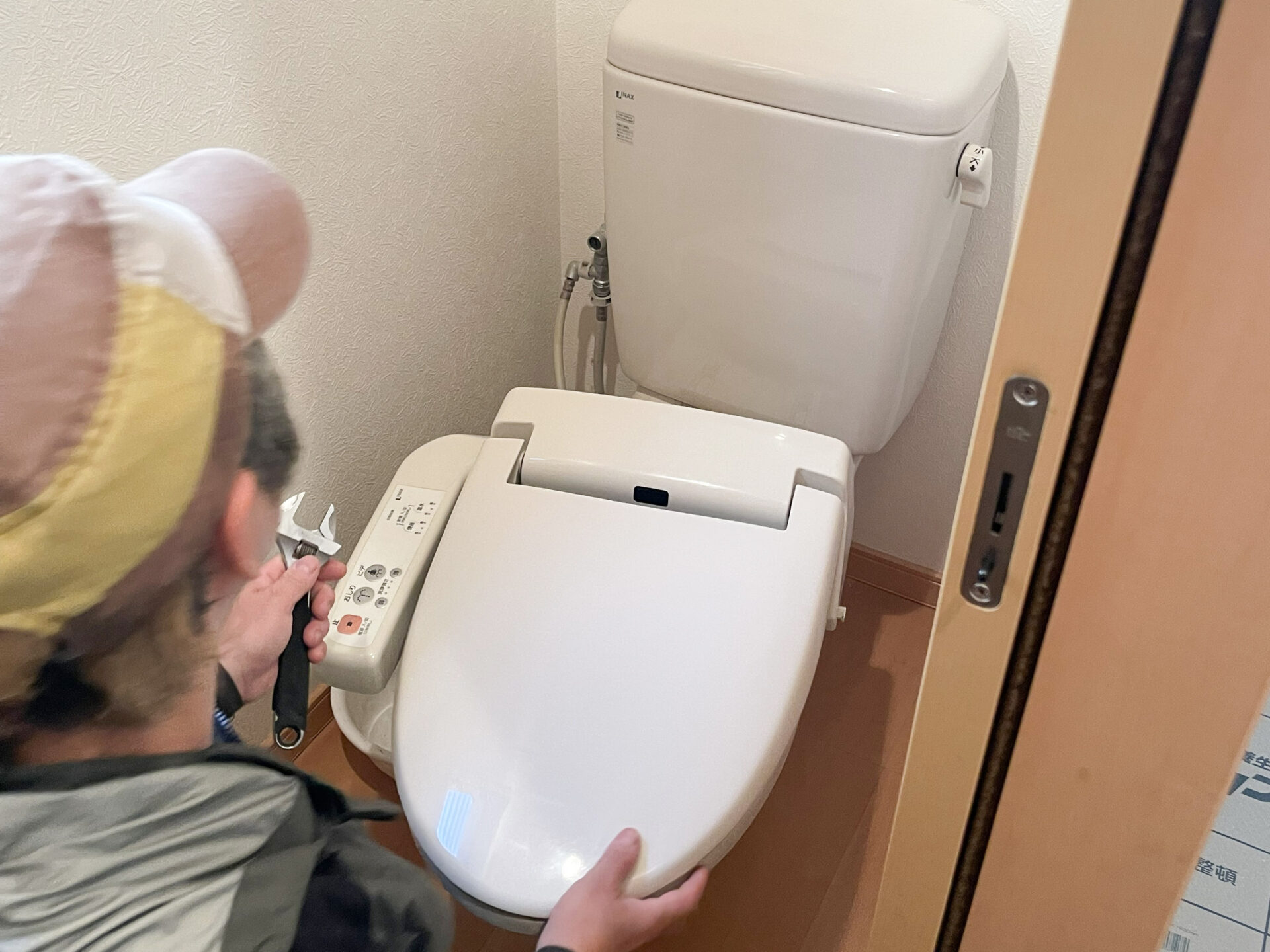 ゆきプロの代表が豊中市の現場でトイレのリフォームをしている様子。