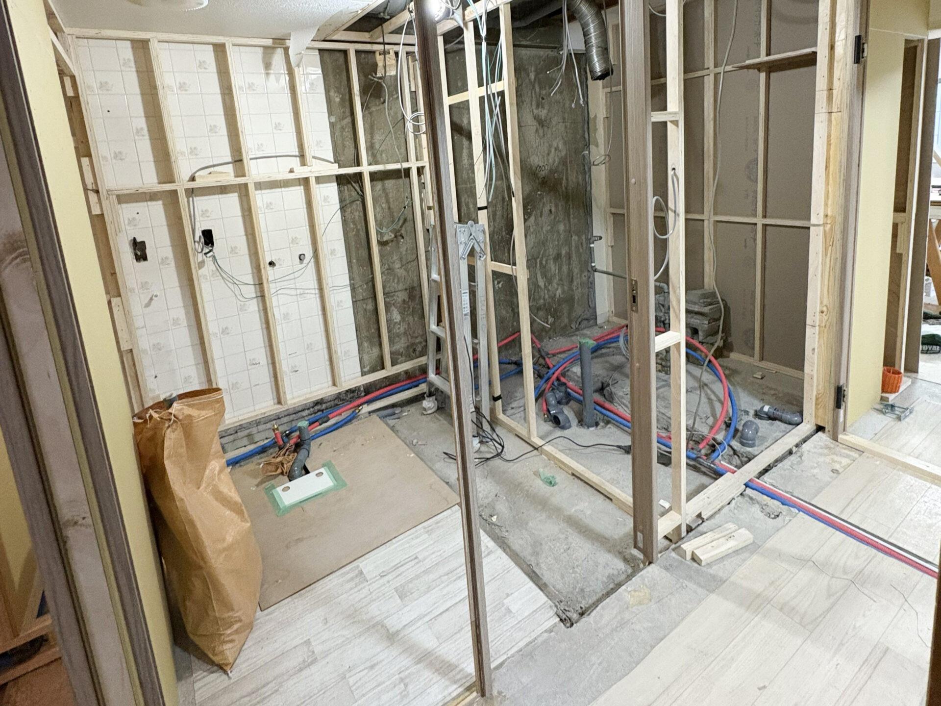 ゆきプロのマンションリフォームの実際の施工現場:壁と一部の床を解体して配管を新設している様子