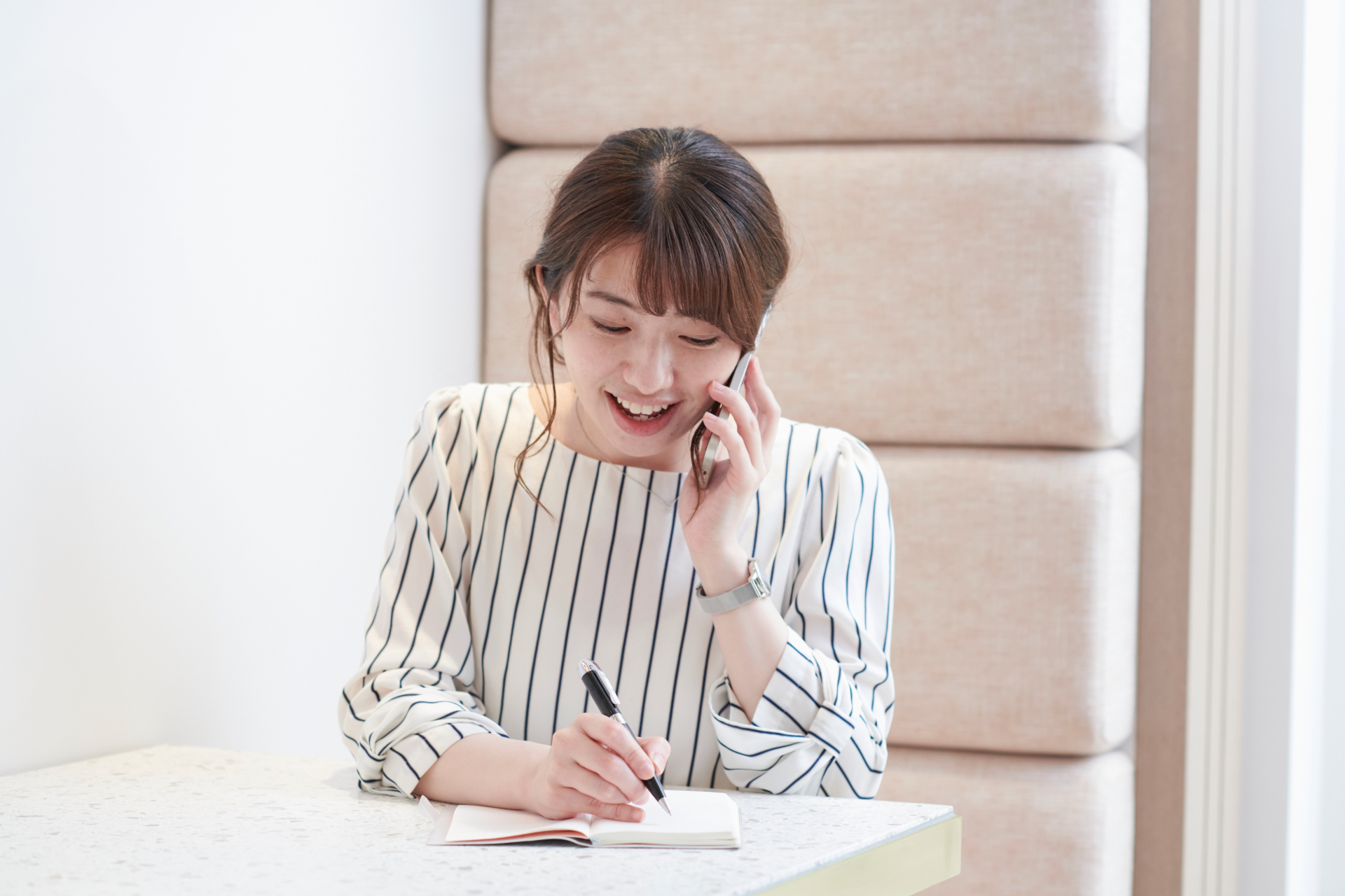 電話でお問い合わせをしている女性の画像